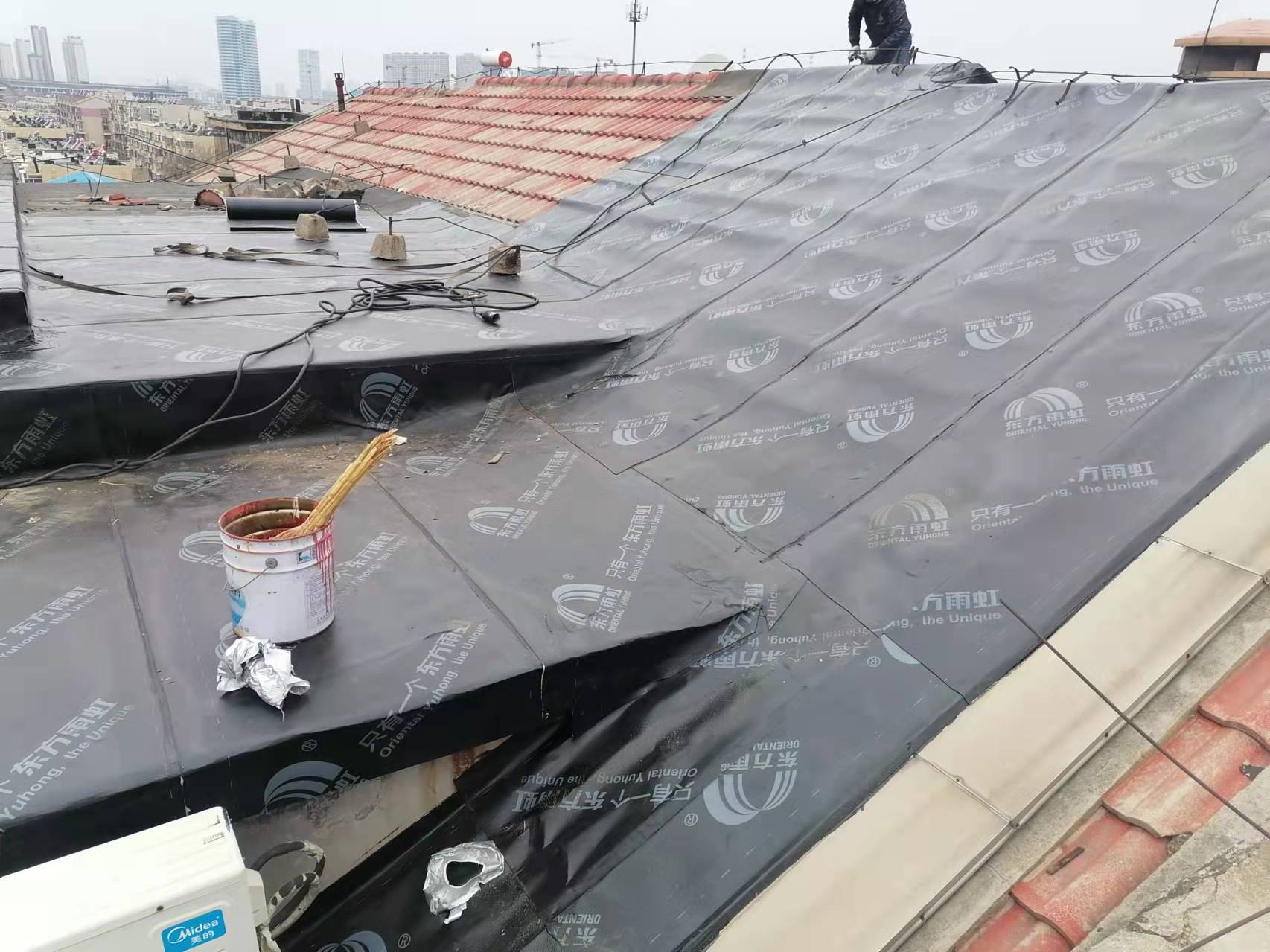 屋顶刚性防水层裂缝漏水因素